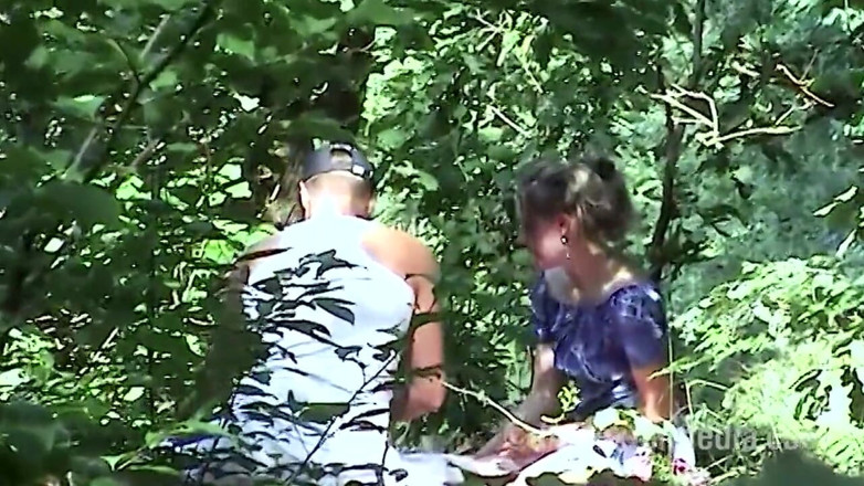 Sextermedia by Pete: Un couple baise dans le vert