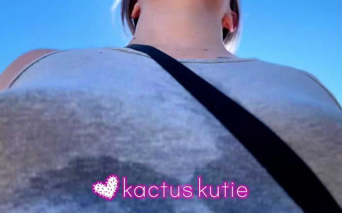 Kactus kutie: Sâni mici săltăreți Transpirați în cămașă gri