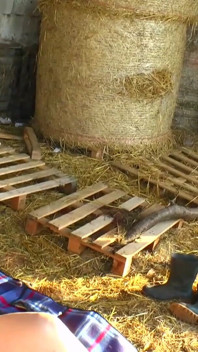 Büyük memeli nine açık havada kocası tarafından sikiliyor