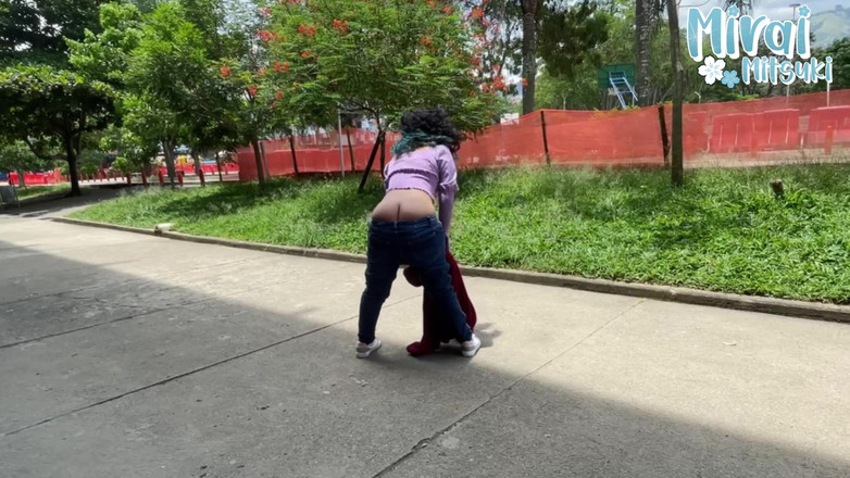 Mirai: 公園のお尻割れ目