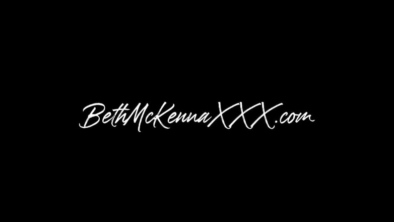 bethmckenna: 장난감을 가지고 노는 것만으로도 만족할 수 있습니다.