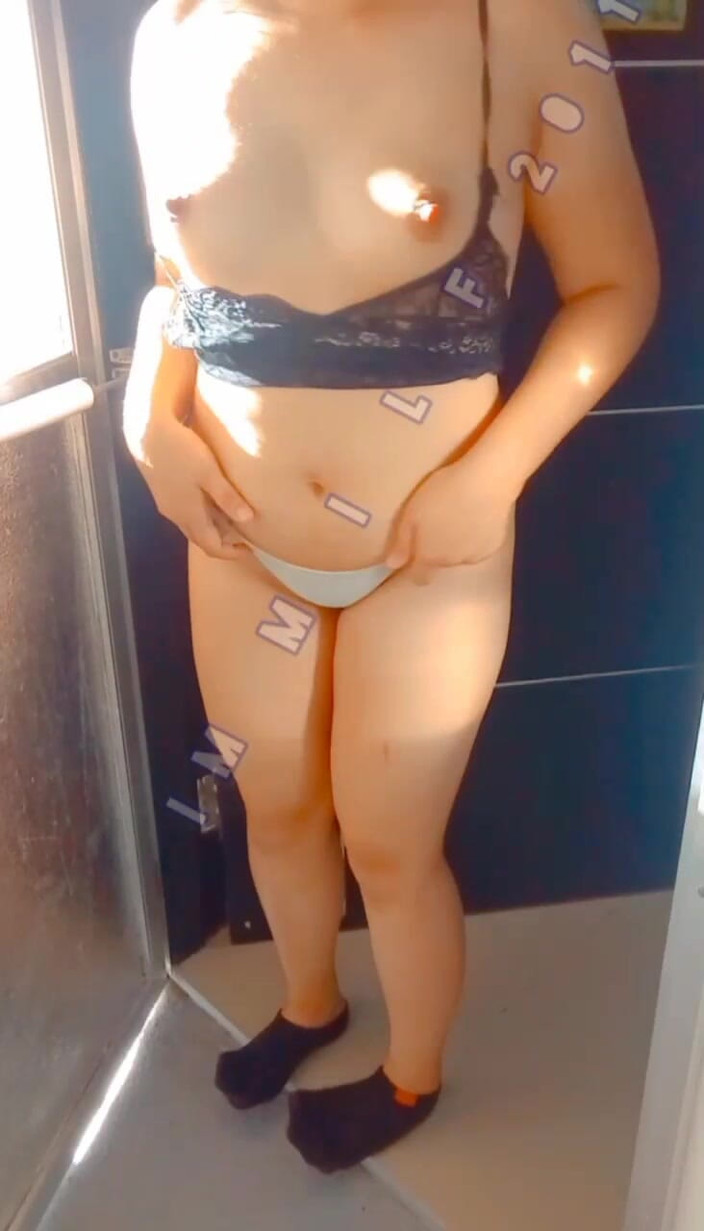 mavieyang35: Ini sangat panas di pagi hari dan aku harap tidak...