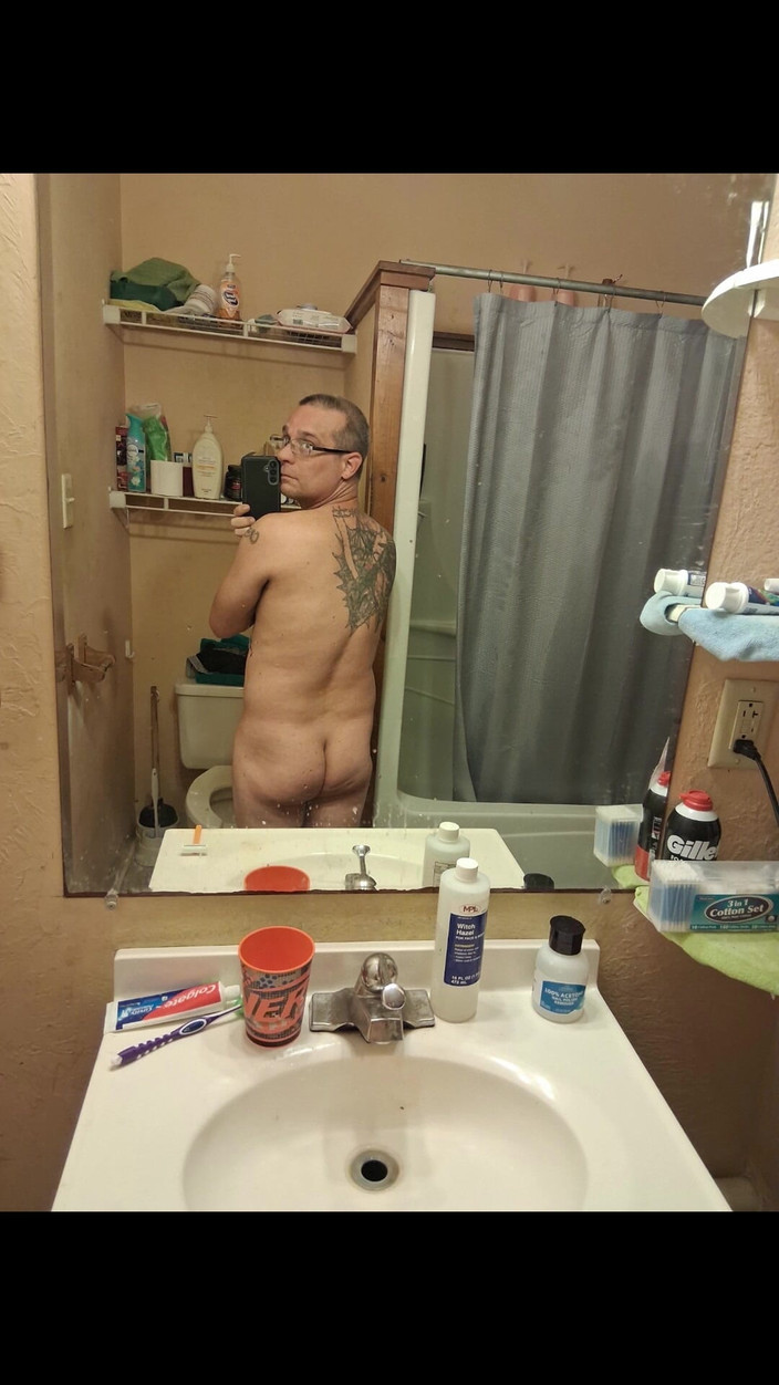 DubeSnackes: Dubesnackes, menunjukkan masa dan bersabun dan menggesel badan seksinya.