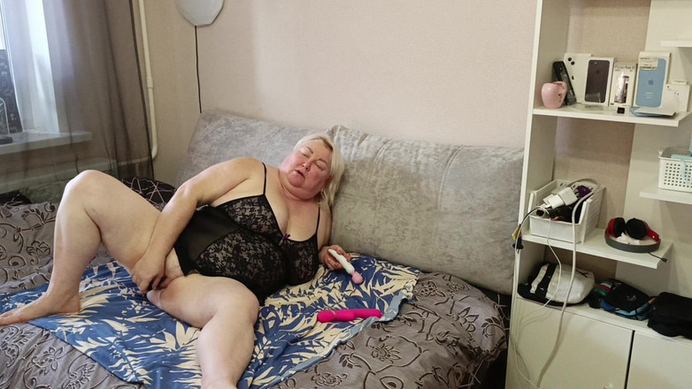 Zona901: La matrigna si accarezza la figa in una chat sessuale