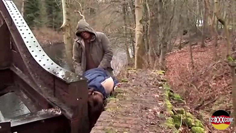 123XXX - Fucked Amateurs in Germany!: Мила брюнетка не проти смоктати і трахатися під дощем