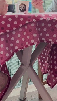Italiaans koppel pijpbeurt onder tafel na het eten van diepe creampie pov