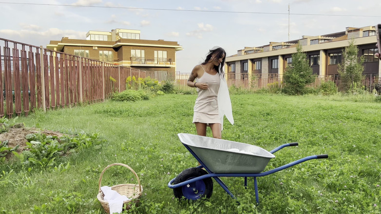 Monika Fox: Прачка Monika Fox трахнула все дырки игрушками после стирки, пролапса и сквирта в сауне