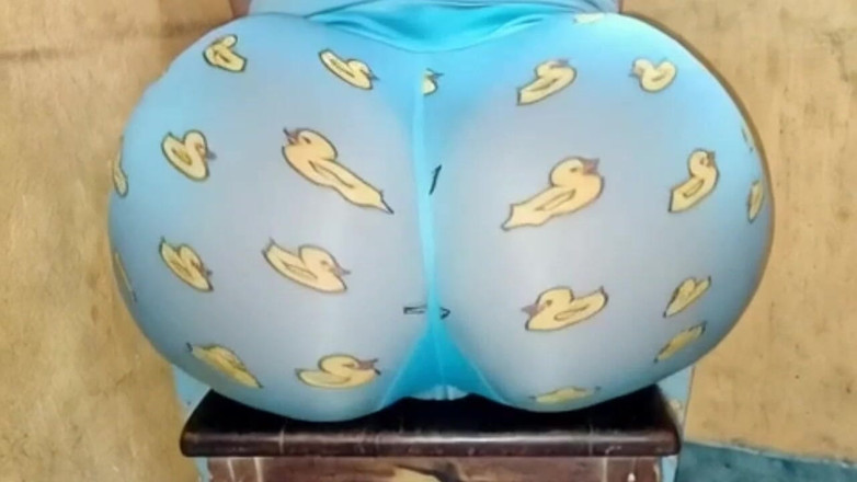 Xprohibidox1: Sąsiadka siedząca pokazuje swoją ogromną colę