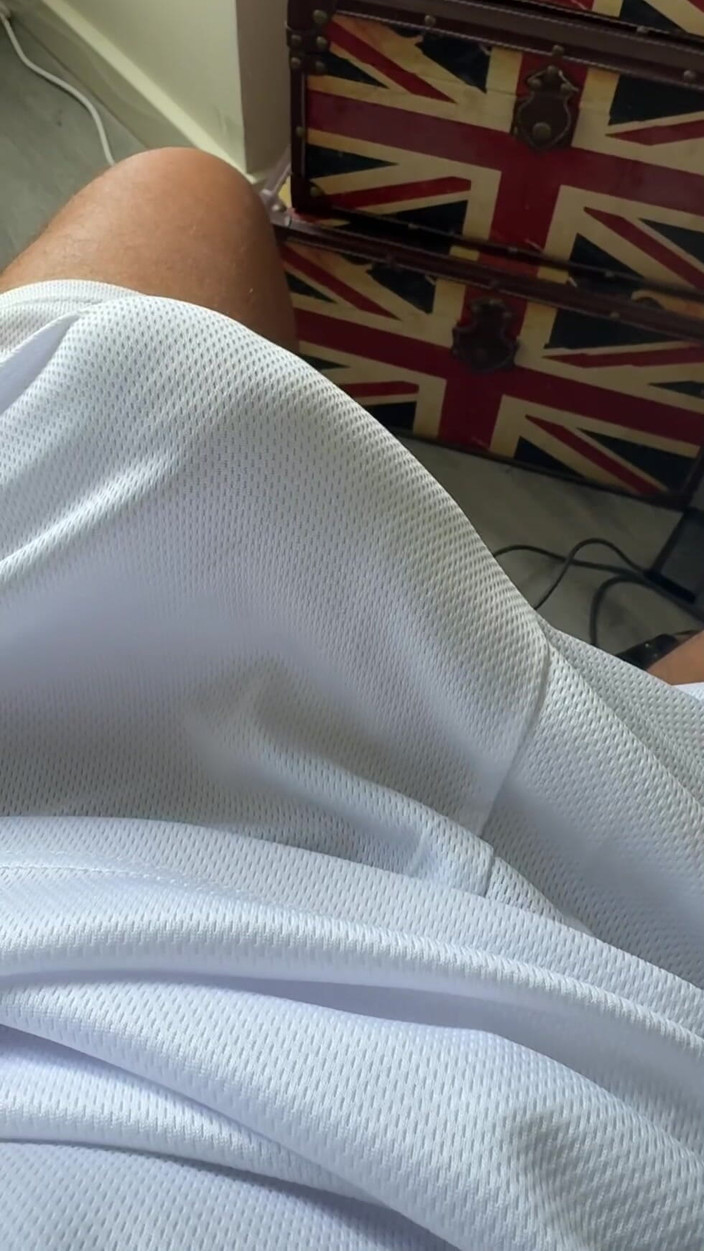 Kadu: 나는 내 똑바른 친구들을 위해 내 큰 자지를 과시하는 것을 좋아한다.