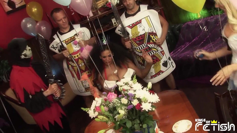 Big Tits for You: Reina cachonda y sus guardias tienen sexo con tres chicas...