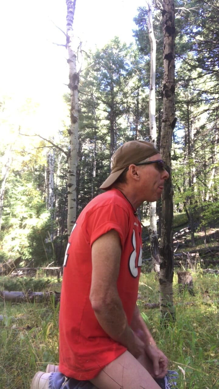 Adam Kaye: Горячая модель Адам Кей показывает свой член и задницу в лесу