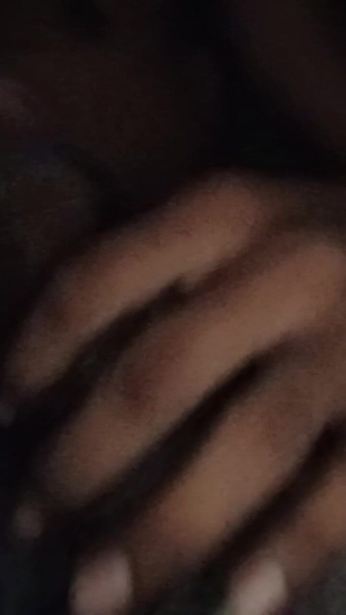 Arvind6355: Mi sono masturbata e sono caduta di notte. Fratellastro