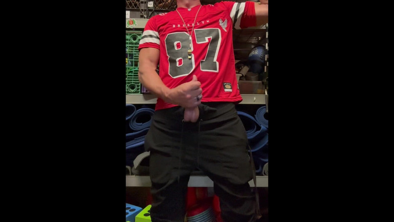 JockDad87: Jockdad87 набрасывает кучу в свою майку под номером 87.