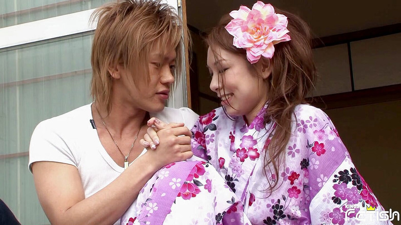 Pure Japanese adult video ( JAV): 日本の赤ん坊は噴出しながら角質のボーイフレンドは彼女の女屋外で遊ぶ