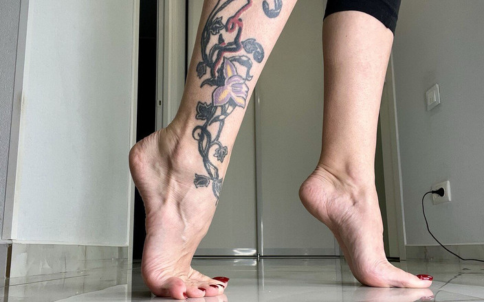 Julia domaina: Tiptoe, hoch gewölbte Füße, lange zehen und lange beine
