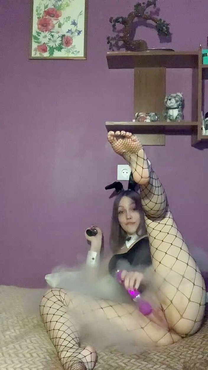 SashaSweet69: 兔子女孩展示和撸管她的小穴和阴道