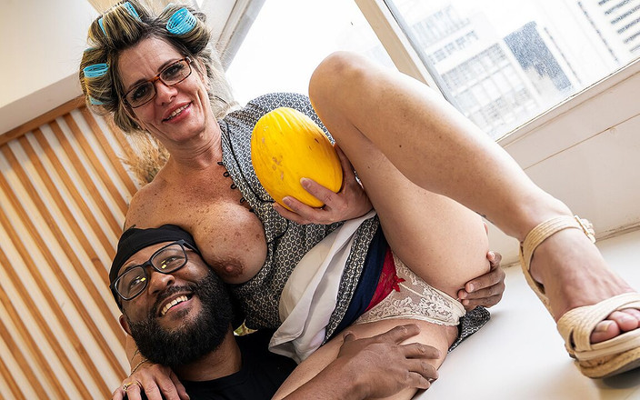 Only Taboo: 野菜供給業者に犯された成熟したお尻