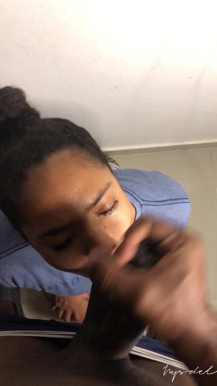 Nysdel: Mijn beste vriendin geeft me stiekem een pijpbeurt en ik...