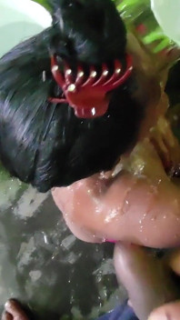 Deshi Bhabhi Ko Nahate Huye Lund Chuswa Diya