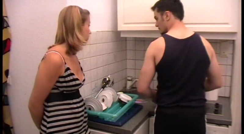 Femdom Austria: Dépêche-toi et dépêche-toi dans cette cuisine, esclave !