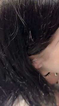 哥特女孩在夜总会的浴室里享受了金色淋浴，然后就这样。