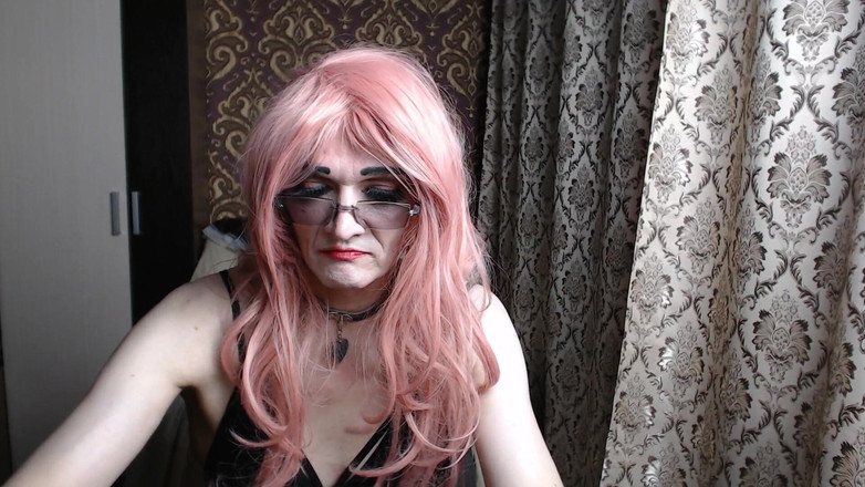 violet_bisex: Transvestit, Promiskuitives Webcam-girl in Einem Dienstmädchenkleid Zieht Sich Aus Und...