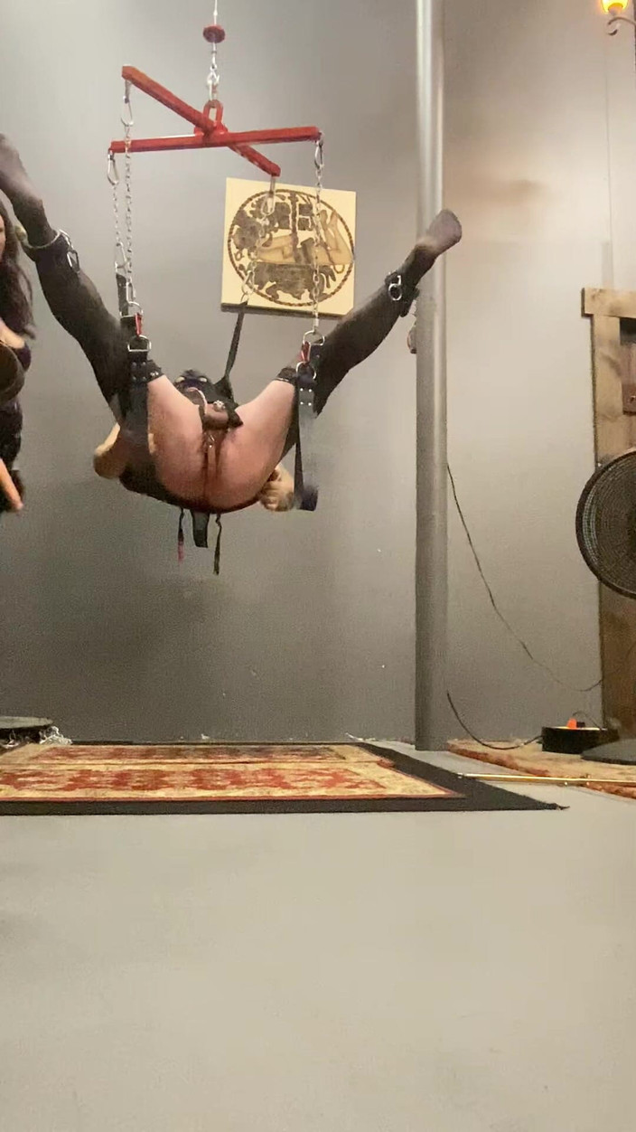 Mistress Scarlet Kiss: Mariquita con las manos libres se corre prematuramente en castidad...