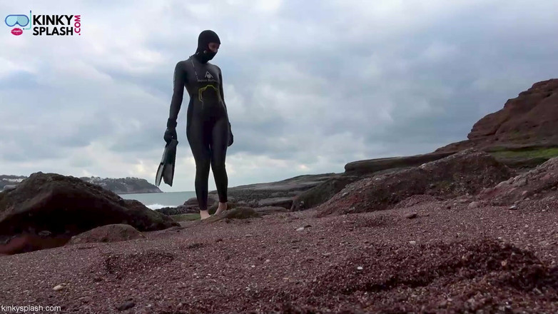 UKCuteGirl Lucy Lauren: Wetsuit reuzin vindt een klein speeltje om te plagen