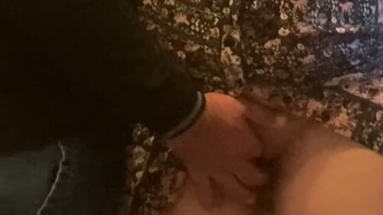 Niki studio: Aku lagi asik fingering memekku di depan orang asing di...