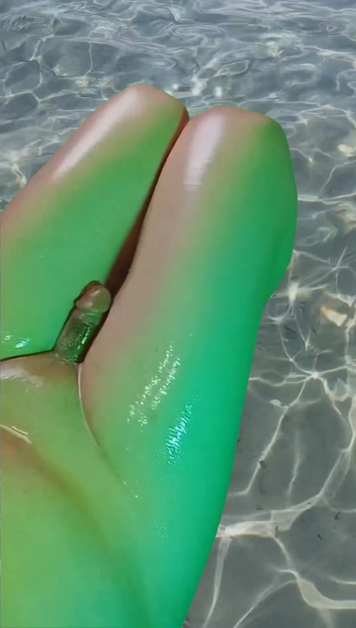 Kitty_Cross: 4 Hands-free Colorful Oiled Thighs Masturbating in the Water