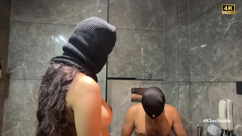 4K sex studio: 화장실과 침대에서 따먹히는 섹시한 발정난 마누라