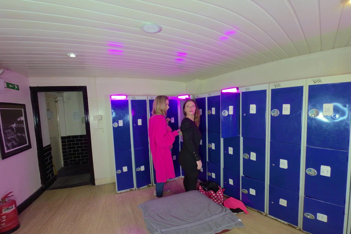 PeepingThom: Kimberly和Melody -潮吹更衣室女同性恋