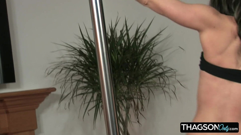 THAGSON ONLY: La seducente mora balla il palo e si fa un...