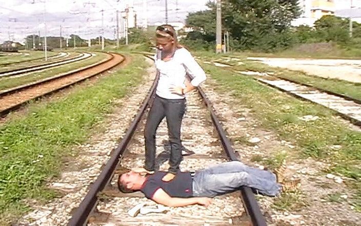 Femdom Austria: Rel kereta api menginjak-ngelacur
