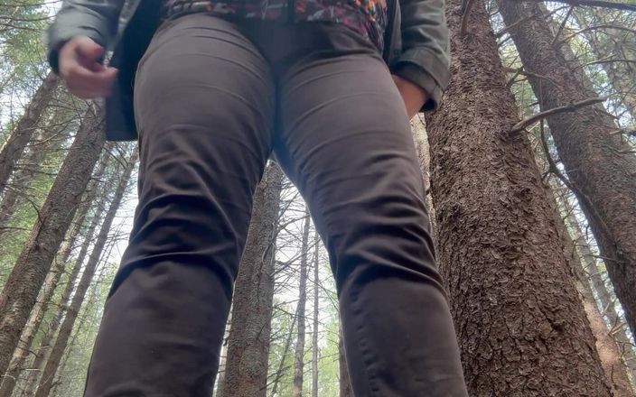 Milf Sex Queen: 冬の森で放尿