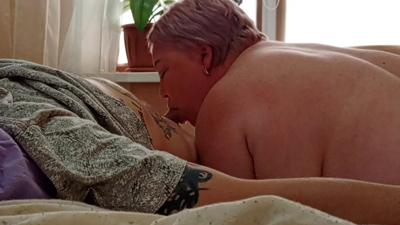 Zona901: Mama vitregă suge pula în timp ce soția este la serviciu