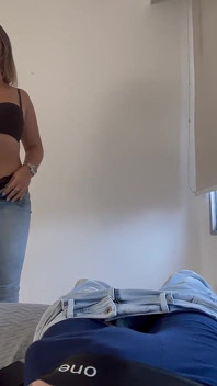 POV 흥분한 의붓아들이 나에게 그의 큰 자지를 빨아달라고 요청합니다... - 그 새끼가 내 엉덩이로 올라오고 있습니다