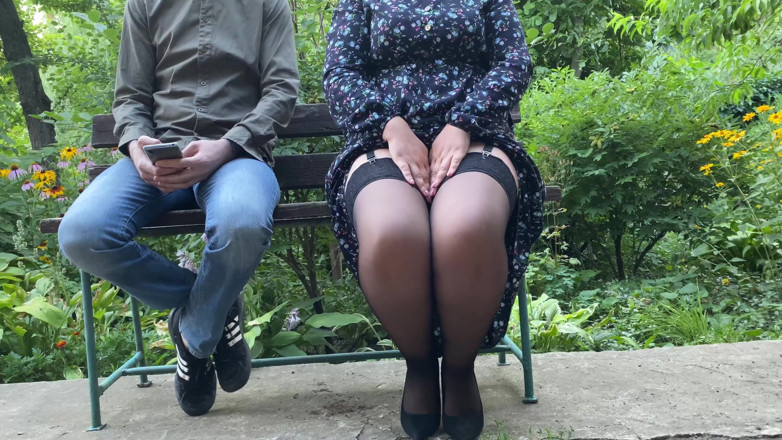 OurFetishLife: MILF pantat cantik menunjukkan pertunjukan mandi emas di luar