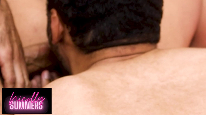 Nicolly Summers: 他们用草莓填满我的屁股，让我放屁