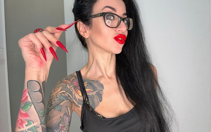 Julia domaina: 핑거 스냅, 빨간 매트색 긴 손톱의 긴 손가락, 손바닥과 손가락 빠는