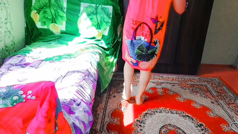 Kitty_Cross: Seksi kadın sana bakarken yavaşça soyunuyor