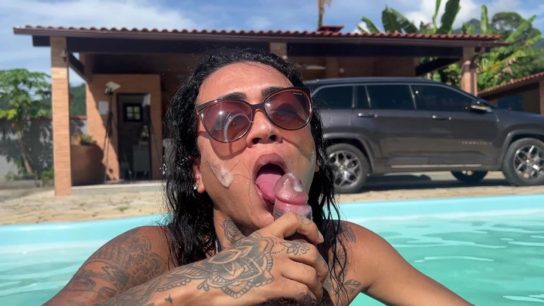 SX Producer: 我在游泳池里吮吸了混蛋，嘴里含着牛奶