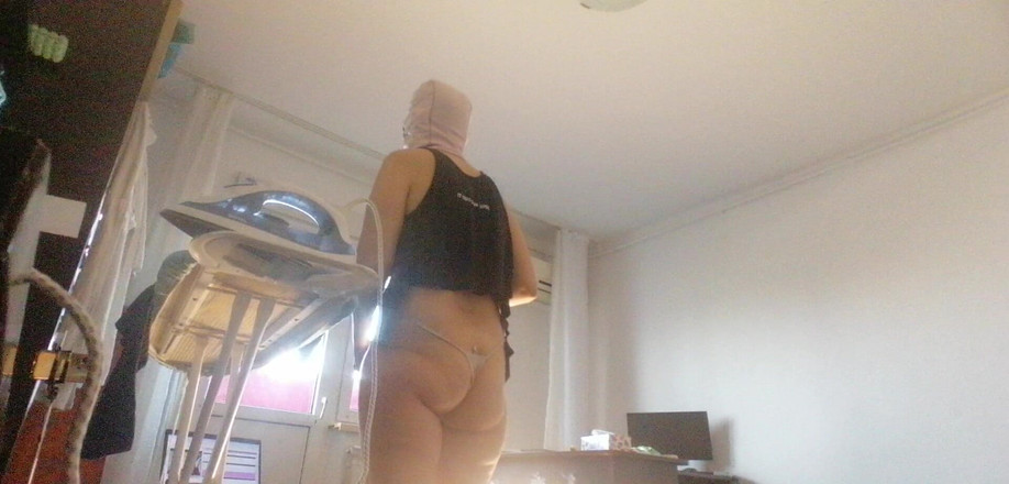 Mirsur: Amateur-ehefrau macht hausarbeit nackt. Brünette mit behaartem muschi, dickem arsch.