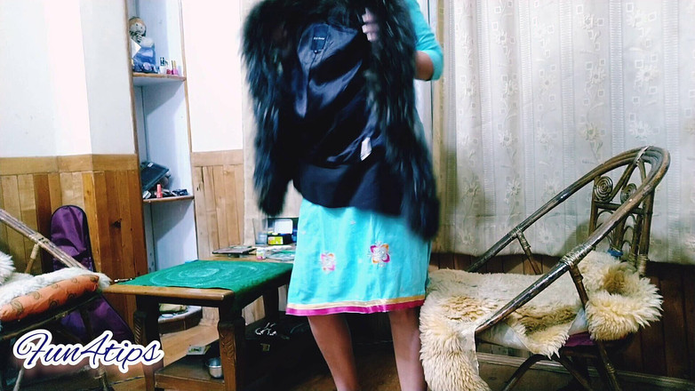 Bolly Karma: Si Dia tidak tahan dalam pakaian lagi - merobeknya!