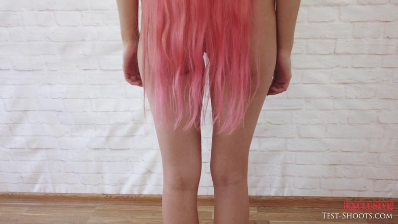 Test-Shoots: Naakte video-casting met lang roze haar meisje Adele