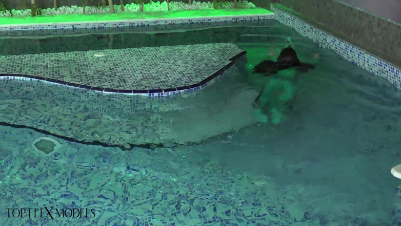 Flexilady: Surprise in the Hotel Pool