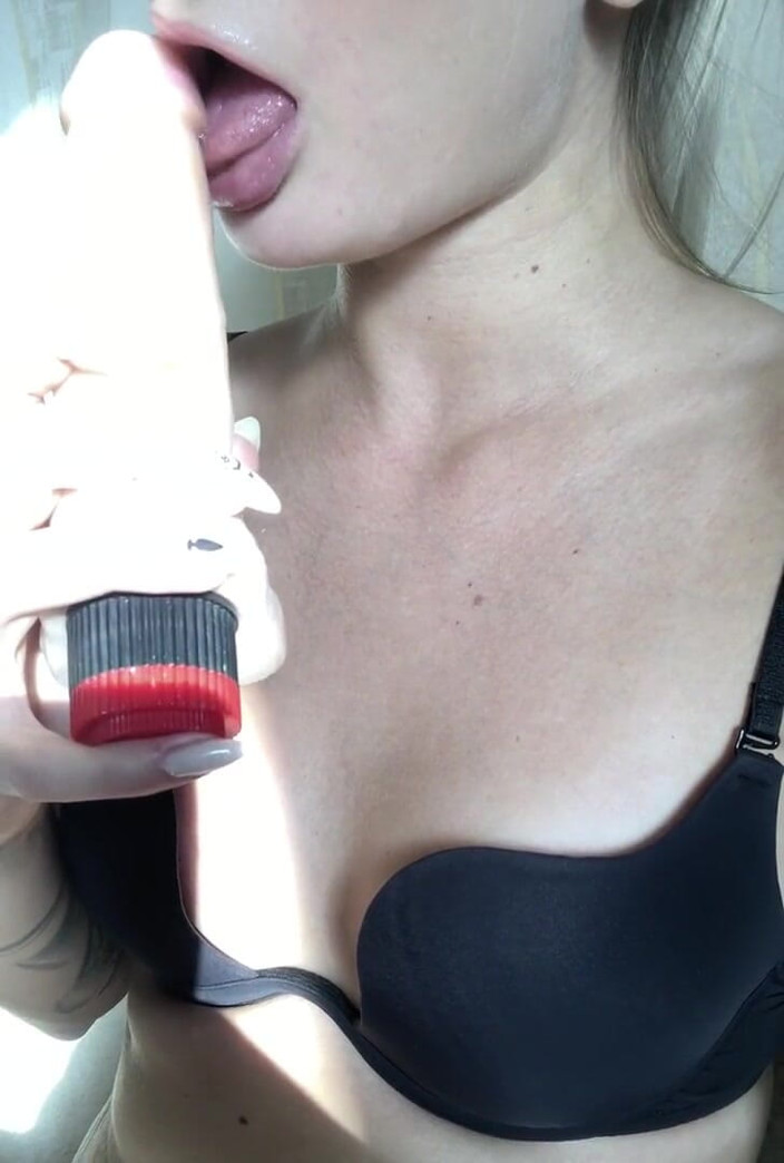Wonder Jenny: Blowjob with vibrator