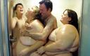 BBW nurse Vicki adventures with friends: 2个大美女和2个男人在一个淋浴，什么湿乐趣