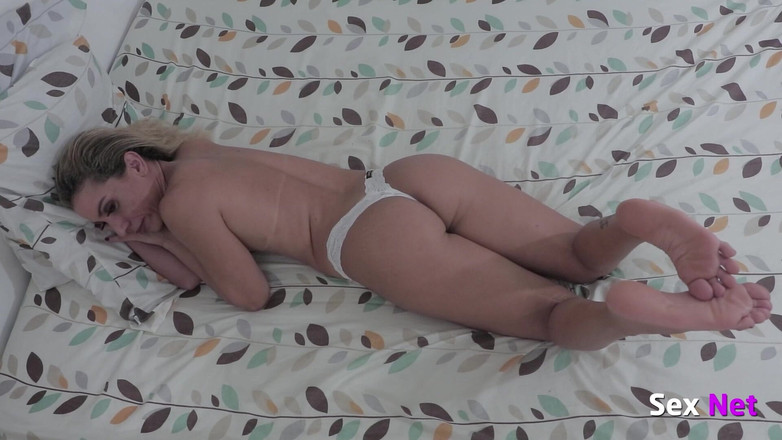 Foot Fetish Brazil: Une fille montre son corps et ses pieds parfaits !