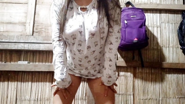 Martin13: あなたの膣が私にオーガズムを引き起こします!ステプシスは椅子の上でセクシーに踊り、彼女のタイトでピンクの膣を見せてくれます